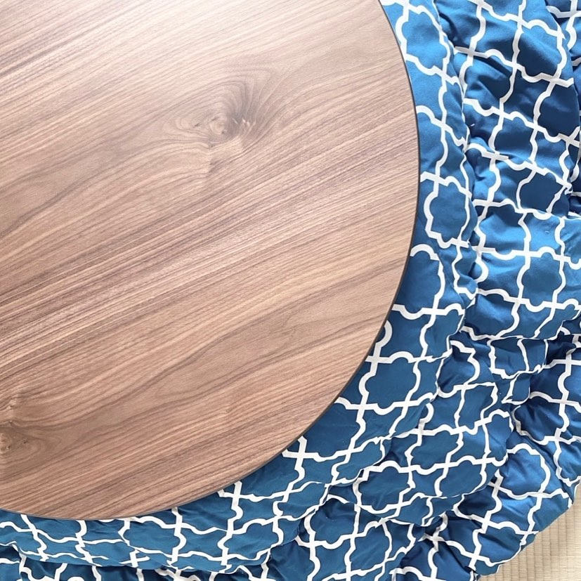 こたつ。これからの季節、和室のメインキャラクターです。LDKとはまた色味を変えつつ、繋げて見ても素敵な感じにまとまるコーディネートにしていきます#インテリアコーディネート#カラーコーディネート#カラーコンサルティング#家具の里 #こたつ #まるい#まるいこたつ #淡路島#studioprism