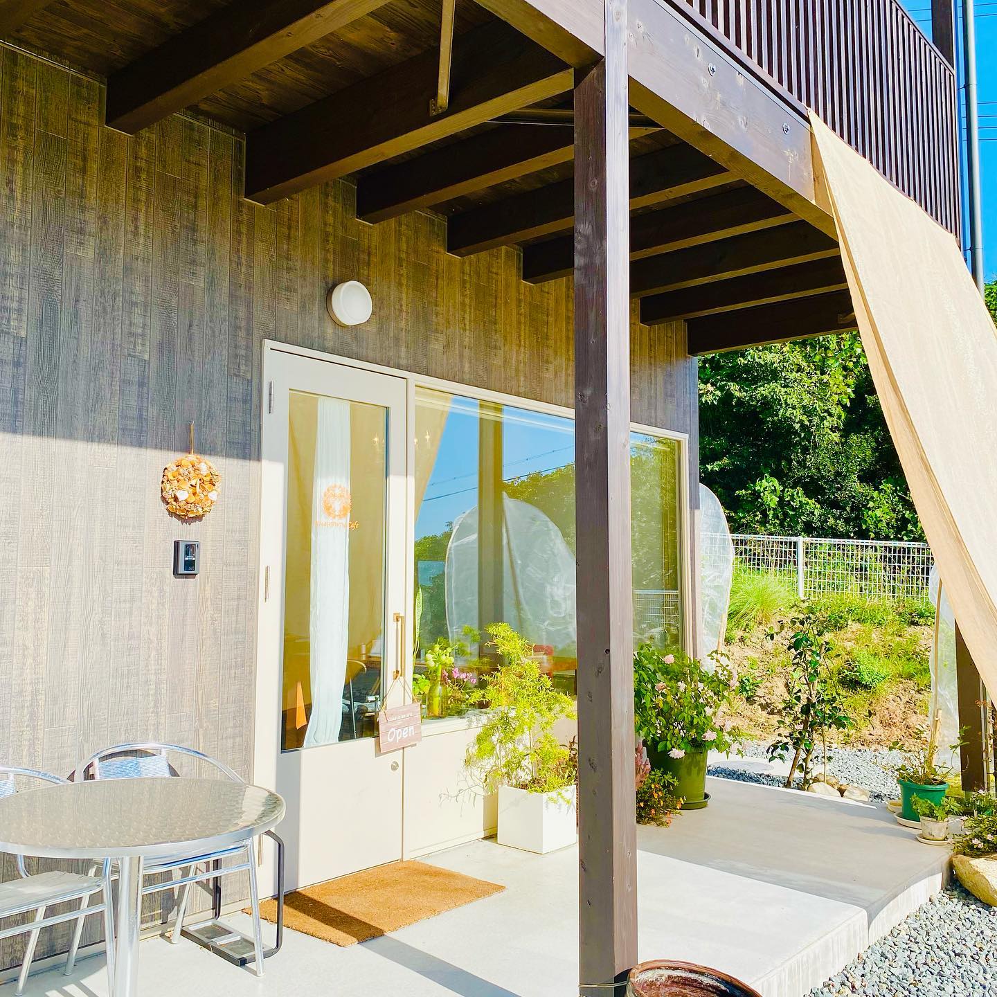 お客様と、ニトリとリビンズ淡路さん　@livins.awajikagu へショッピングに。ラグや傘立て、和室用のレースカーテン、お鍋などなど、今日のチェックリストをほぼクリアして、いよいよコーディネートも最終ステージに差し掛かって来ました。お客様の笑顔が何よりも嬉しい帰りに淡路島カフェさん　@awajishima_cafe.3067 でケーキセットをいただきました#淡路島カフェ#淡路島