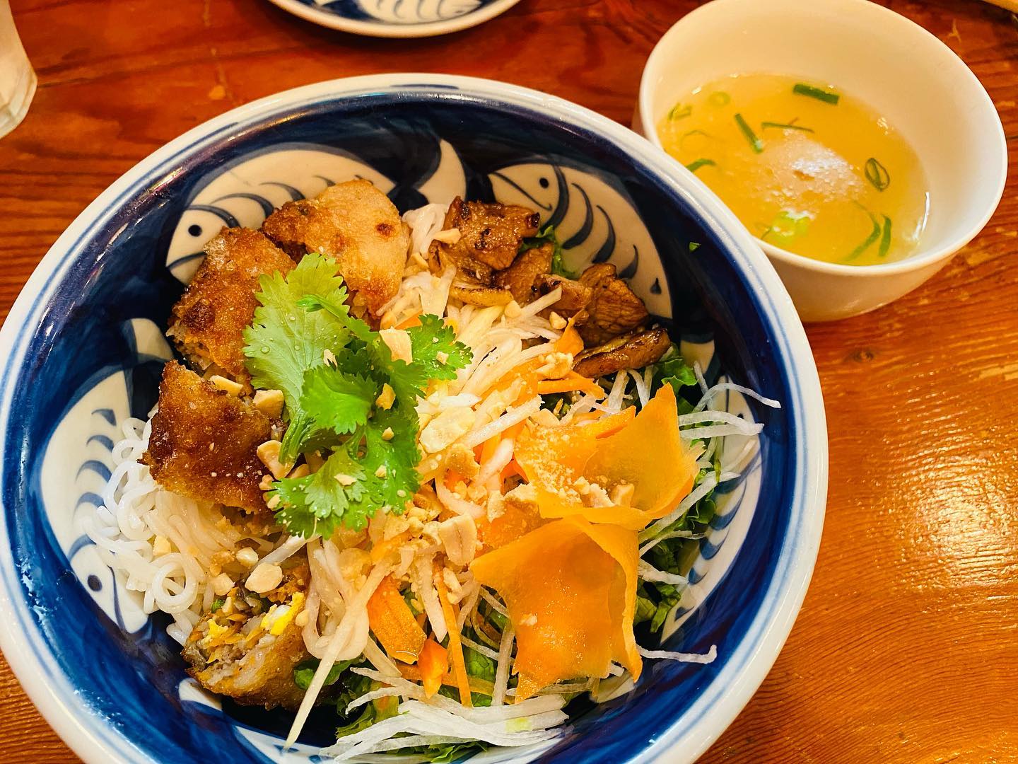 いくつかの用事で三宮へ。結局いつものタンカフェさんで、結局いつものブンチャーセットサービスのスープも食後のお茶も美味しいです。お客様のベッドルームの追加のクッション、ニトリデコホームでお値段以上のいいものを見つけてテンションが上がりました復旧してもらったデータと抜け殻になったiMacも受け取り、約3時間で帰路につきました。いいテンポで用事がはかどった1日でした️#ニトリデコホーム購入品 #タンカフェ三宮 #クッションカバー #ベトナム料理 #ブンチャー #インテリアコーディネート #カラーコンサルティング#カラーコーディネート