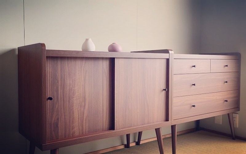 お客様のお家の和室のサイドボード達も届きました。こちらは完成品で組み立て不要。ふたつ並べる事で部屋に奥行きが出るからか、ない時より広く見えるそうですまだ到着していないものが数えるほどになって来ました。いろんなお友達がお家を見にやって来ては褒めてくれる、と嬉しそうに話して下さいます️#インテリアショップarne #丸利玉樹利喜蔵商店 #インテリアコーディネート #インテリアデコレーション#カラーコンサルティング#カラーコーディネート#淡路島#studioprism#淡路島カラー