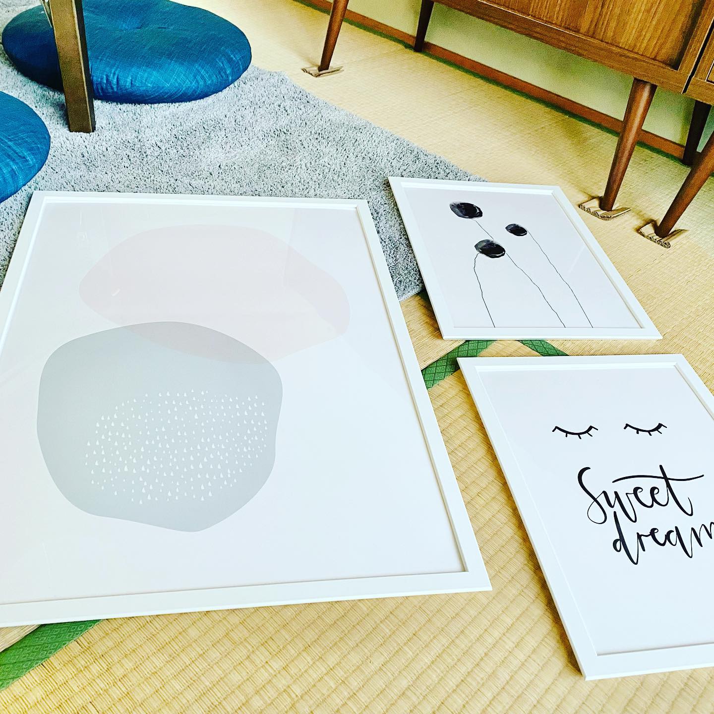 お客様の寝室用のポスターが届きました。50×70に30×40が2枚。ベッドコーディネートとの調和感バッチリ。楽しみ、楽しみ照明や他のデコレーションとの位置関係を確かめてから、最終的な配置を決めます#projectnord #ポスター#ikea #ikea購入品 #インテリアコーディネート #インテリアデコレーション#ウォールアート #カラーコンサルティング#カラーコーディネート#淡路島#studioprism