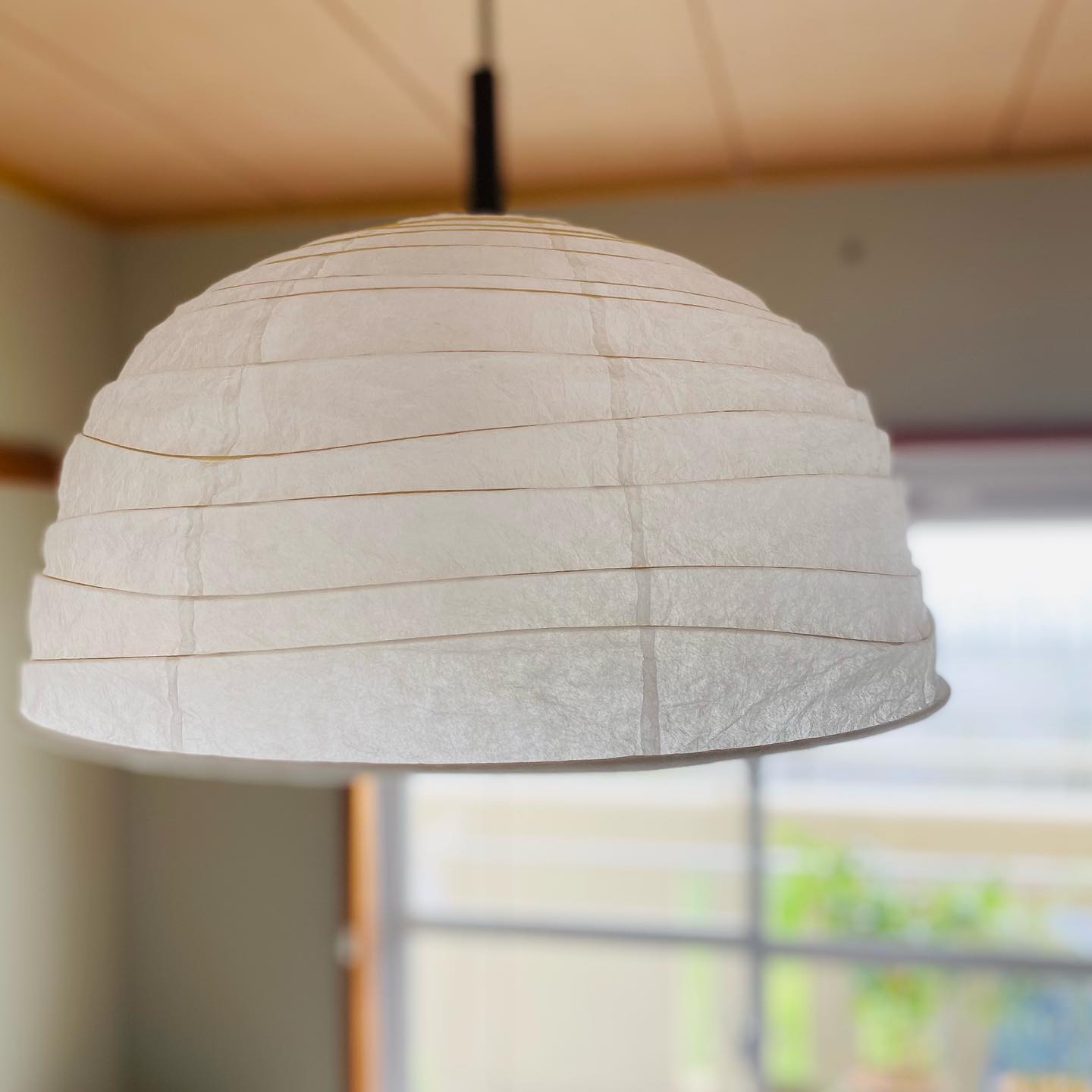 お客様のお家の和室の照明。今日の夕方には和室のカーテンが届くそうです。カーテンの色や質感は、和室の家具や照明に合わせて選んでいます。連日お友達が入れ替わり立ち替わりお家を見に訪ねて来られているご様子です。「〇〇さんが、テレビに出てくるようなお家ね！って言ってたのよ。」昨日また笑顔で教えて下さいました️#アスコムインテリア #和室インテリア #和室照明 #インテリアコーディネート #インテリアデコレーション#カラーコンサルティング#カラーコーディネート#淡路島#studioprism