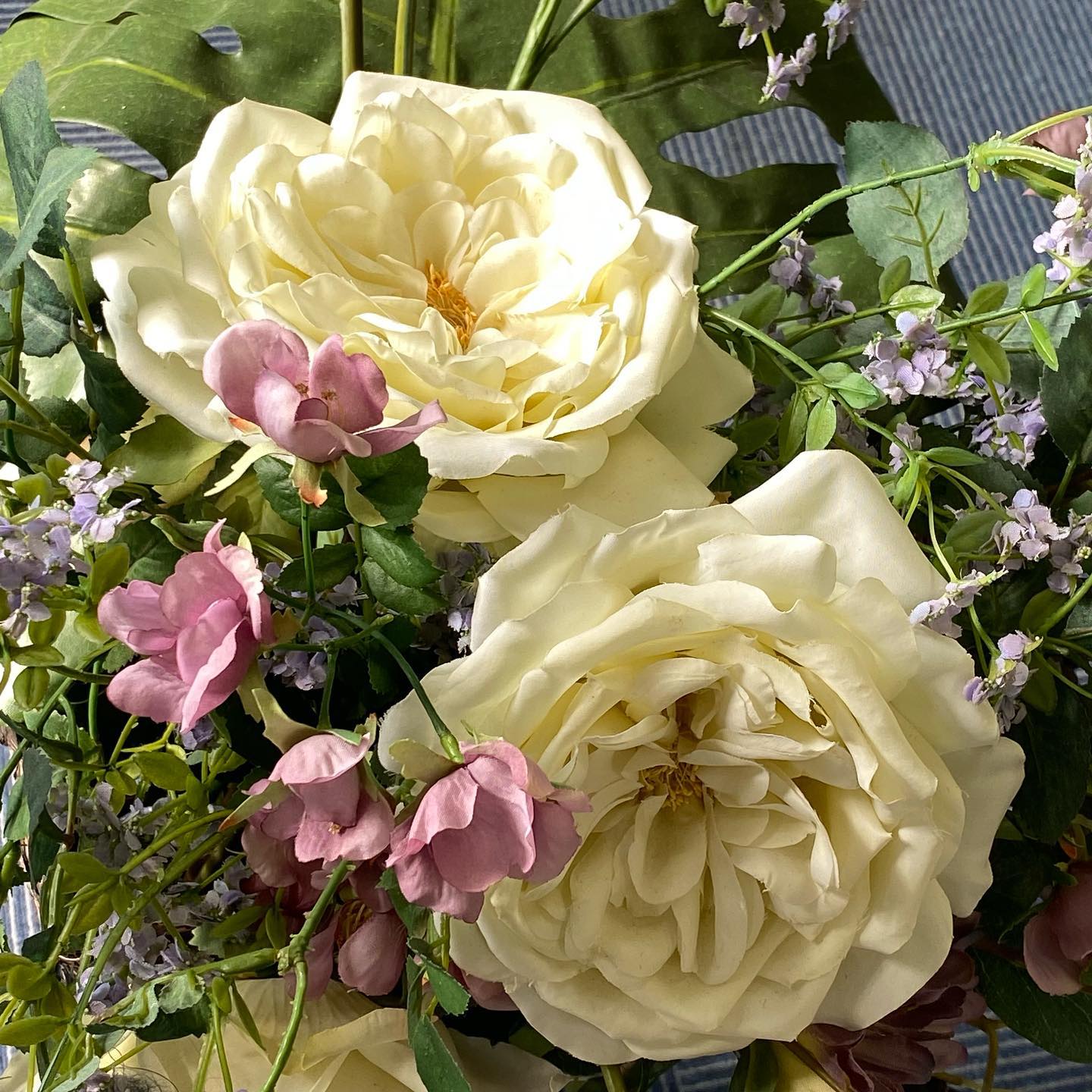 昨日はとまみまの @toma__mi__mano の第4回、淡路島の写真家甚尾こころさん @kokoron2525 による「こころの写真教室」でした。こころさんは自撮り写真で有名なのですが、いわゆる自撮り棒を手に持って撮る写真ではなくて、風景の一部として自分も映っている写真を撮られます。初めて作品を見た時はどうやって撮るのか不思議に思いましたが、こころさんの講座を受けた今は自撮り棒も購入済みで、後は実行あるのみ!です講座では写真を撮る楽しさはもちろん、同じものでも撮り方によって全く見え方が違うことを参加者の皆さんと実際にワイワイスマホで写真を撮ることで実感出来ました。(写真は開催場所にあった造花ですが、角度や撮り方で光も色も雰囲気も全く変わりました。同じもの。加工なし。)後半では外に出てみんなで自撮り写真に挑戦したのですが、楽しめたもののなかなかイメージどおりには行かず。改めてこころさんの作品の素晴らしさや、最終的に作品になるまでの過程について考えました。こころさんは、自撮り写真を撮ることで、参加者のみなさんが、自分を客観的に見てちょっとした変化に気づいたり、その気づきをプラスに変えようとすることでより輝く自分になったり、そういう風になるといいな、という想いを持っておられます。よく、自分を客観的に見てみよう、などと言われますが、「誰かに撮ってもらったような自分が映った写真を自分で撮る」のも、確かにその方法のひとつかも知れませんこころさん、ありがとうございました次回第5回、11月18日のとまみまのの講師は私が務めさせていただいて、パーソナルカラーの講座になります#とまみまの #甚尾こころ #自撮り写真家 #自分らしく輝く #見え方が変わる #淡路島#studioprism