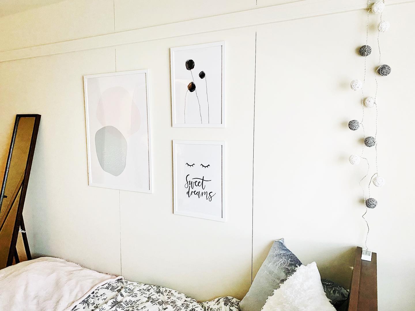 お家のインテリアをまるごとコーディネートさせていただいているお客様の寝室。昨日ポスターを掛けて来ました。家具、寝具、照明、他のデコレーションとのカラーや形、イメージの調和をトータルで考えた上で選んだポスター。発注前に配置もしっかりイメージしておくのが大切です#インテリアコーディネート #インテリアデコレーション#カラーコンサルティング#カラーコーディネート#ポスター #ポスターのある暮らし #ikea購入品 #ニトリ購入品 #リビンズ淡路 #projectnord #淡路島#淡路島カラー#studioprism