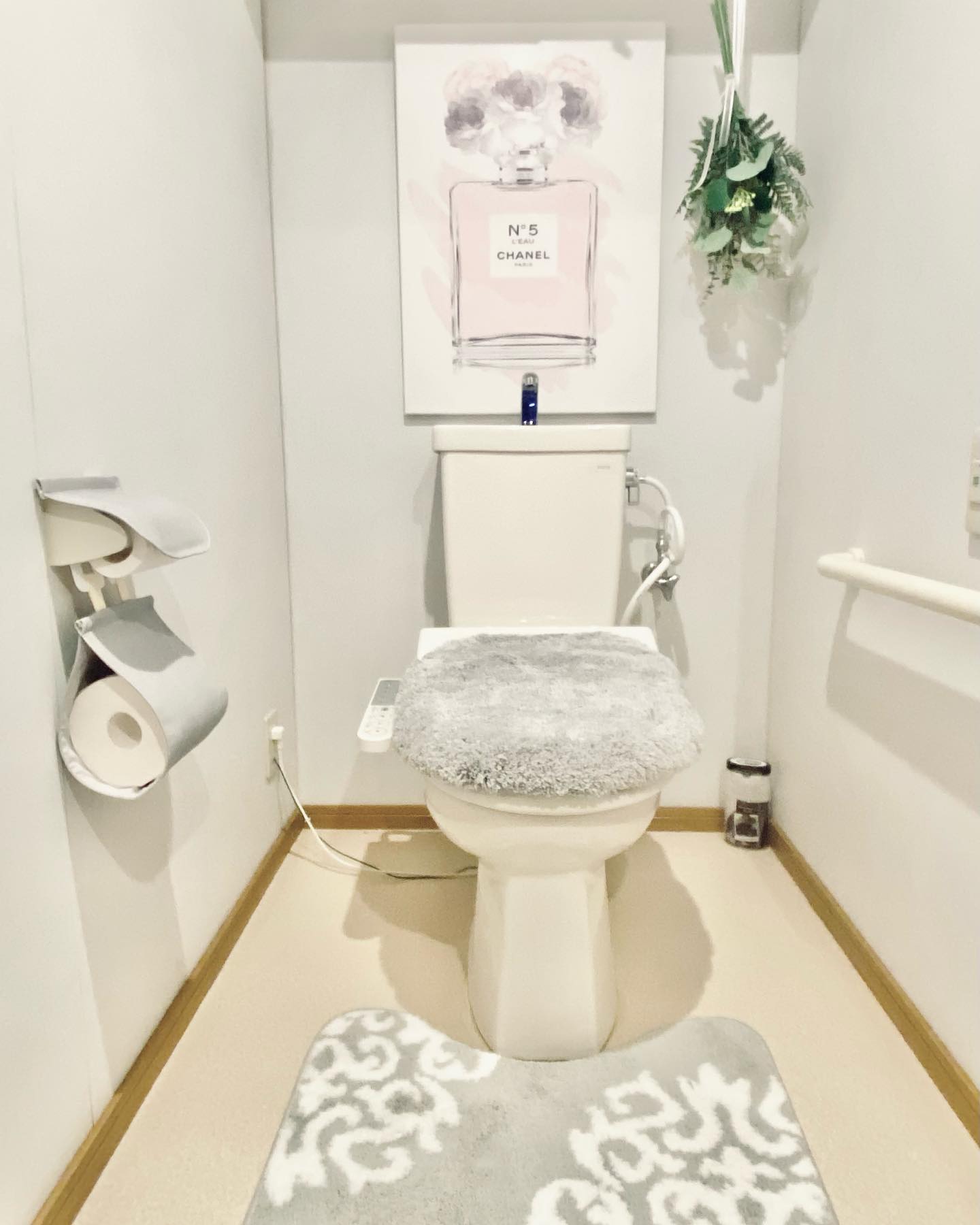 お客様のトイレのコーディネート。公営のためいろいろ制限やしてはいけないことがあります。例えば壁のど真ん中に点検口のパネルがある、壁に釘を打ってはいけない、などなど。それらを踏まえた上で、それでもお客様に喜んでいただけるコーディネートになるよう、工夫させていただいていますIKEAのALFTA。トイレの壁には使えませんでしたが、2キロまでのフレームを釘を使わずに壁に掛けられるので、寝室のポスターに使わせていただきました。#インテリアコーディネート #インテリアデコレーション#カラーコーディネート#カラーコンサルティング#ニトリ購入品 #ikea購入品 #淡路島カラー#淡路島#studioprism