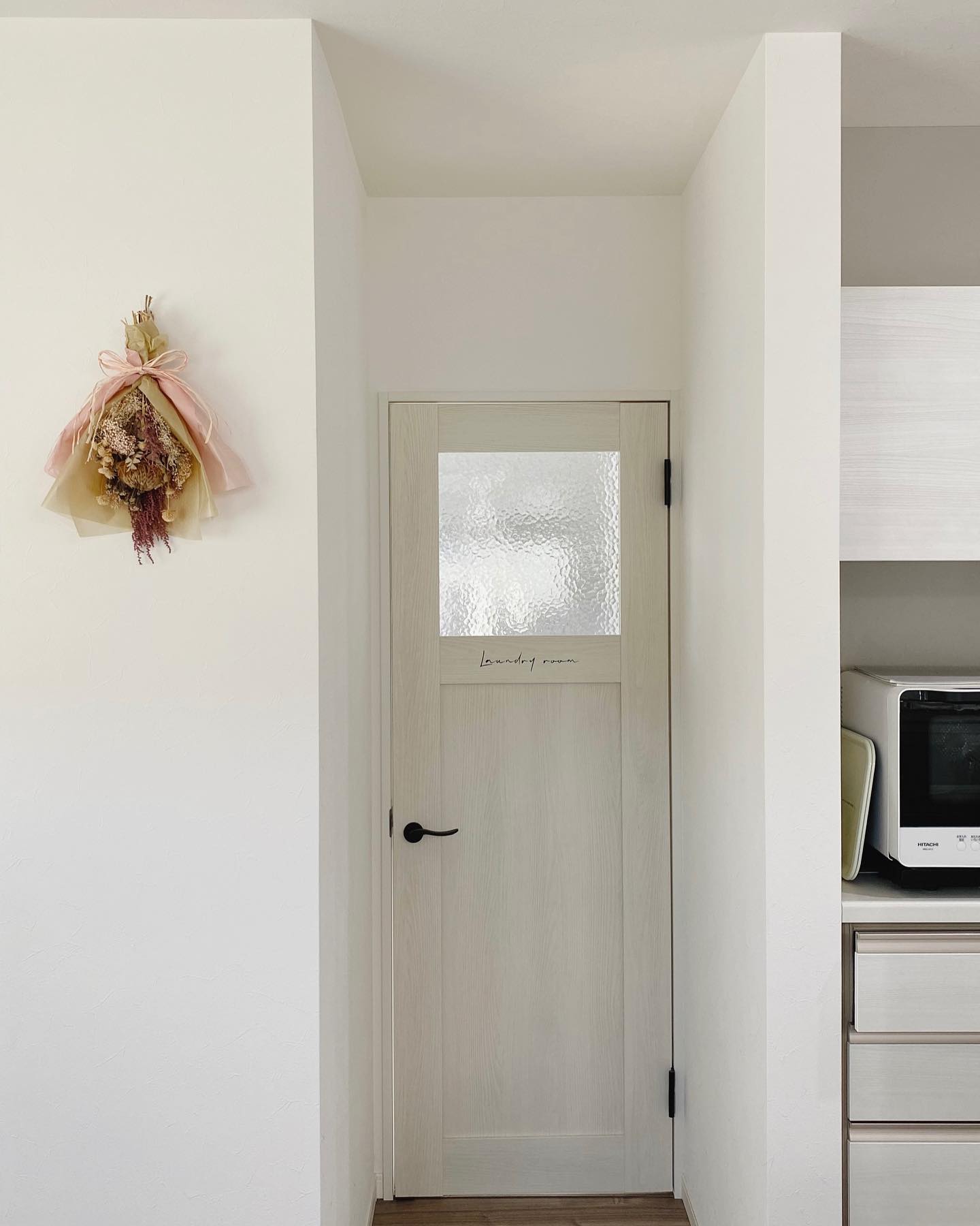 昨日は2年ほど前に新居の外装と内装をトータルでコーディネートさせていただいたM様邸へ。完成前にコロナ禍が始まり納品が遅れた住宅設備などがあったため、最終的に入居されたのは2020年の5月になりました。奥様との打ち合わせの時間は今でも私の大切な想い出です。「1年半経っても、こうしたらよかったと思うところがひとつもないんです。毎日家の中を見てはやっぱりいいな、と思います！」と嬉しいお言葉をいただきました今回はウォールデコレーションについてのご相談でした。奥様の手持ちのアートはどの壁に、あちらこちらの空いている壁はどうするか、何か新しく購入するか、など、家中の壁についてどのようにしたらお家の素敵さがアップするか、奥様のご希望を聞きながら決めていきました。いろんなものがそれぞれの壁に落ち着いたら、またお邪魔させていただきたいと思います入居後奥様がドライフラワーやグリーンを素敵に飾られていたので、写真を撮って来ました#内装コーディネート#外装コーディネート#インテリアコーディネート#カラーコーディネート#カラーコンサルティング#ドライフラワー#リクシル#リクシル床材 #リクシルドア#壁紙コーディネート#トイレ壁紙#淡路島#淡路島カラー#studioprism