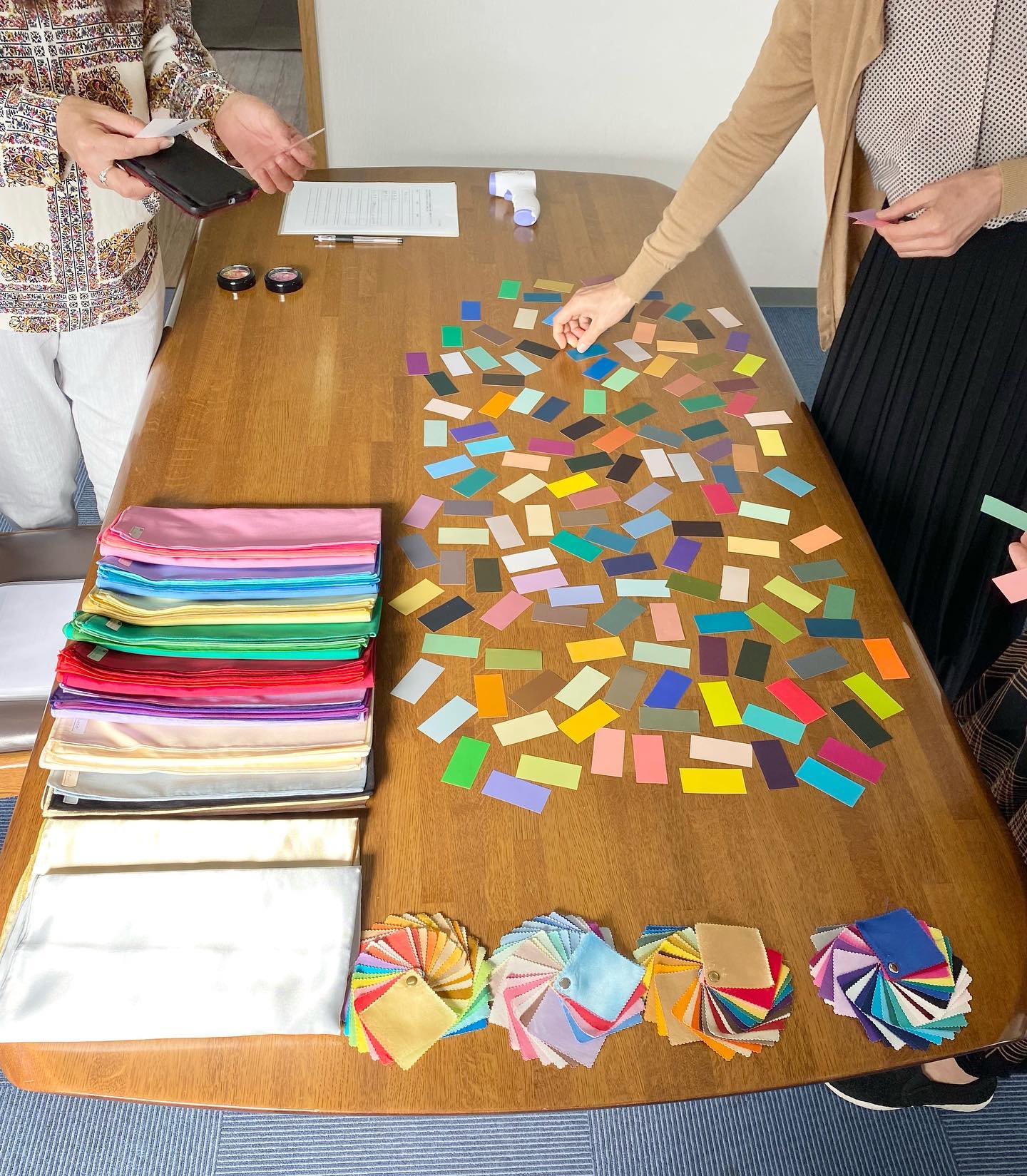 とまみまの @toma__mi__mano 第5回、パーソナルカラーの講座の講師をさせていただきました。テーマは「好きな色も似合う色も大切に」。体の内と外のつながりを色を通して感じられた、楽しい時間になりました。好きな色の色み(色相)だけではなくトーン(色調)にも目を向けることで、より多くのことが分かります。今日の講座では、、、カラーカードを選ぶスピードは好きな色の鮮やかさ(彩度)に比例していたり。全く初対面の何となく雰囲気が似た2人が、偶然似たような色を選び、でもそれらの色のトーンは、それぞれのパーソナルカラーのトーンに微妙に寄っていたり。スプリングの人達はクリアな色を、サマーとオータムの人はソフトな色を選んでいたり。参加する者みんなでお互いを高め合える場に、というとまみまののコンセプト。今日もご縁が繋がり広がった素敵な場でした。次回第6回は12月9日(木)、「冷え」についてがテーマです。#とまみまの#大人の学び#自分らしさ #学びの場#淡路島#パーソナルカラー#パーソナルカラー講座#好きな色#似合う色