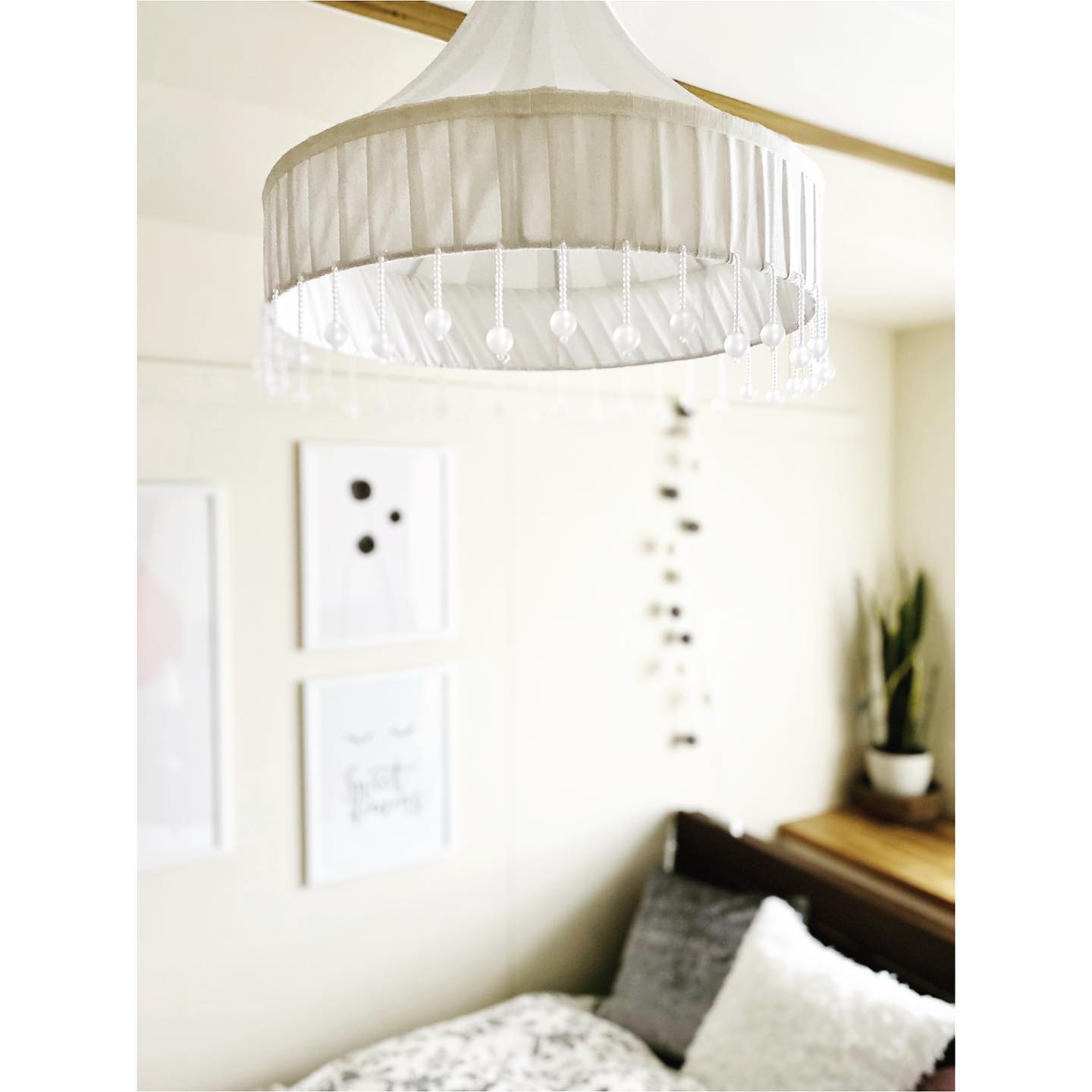 待っていた寝室の照明がようやく届き、お引っ越し前の断捨離からお手伝いさせていただいたお仕事が終わりました。なんだか寂しいですがこれからはお客さんとして、お家を伺わせていただくのが楽しみです。笑顔で楽しそうにイキイキと暮らされている様子をうかがうと、自分らしい住まいで「好き」に囲まれて生活する日々がどれだけ心の栄養になるか、改めて教えていただけた気がします。お手伝いさせていただきありがとうございました️#自分らしい暮らし #好きに囲まれて暮らす #心の栄養#インテリアコーディネート #カラーコーディネート#カラーコンサルティング#寝室コーディネート #淡路島#studioprism