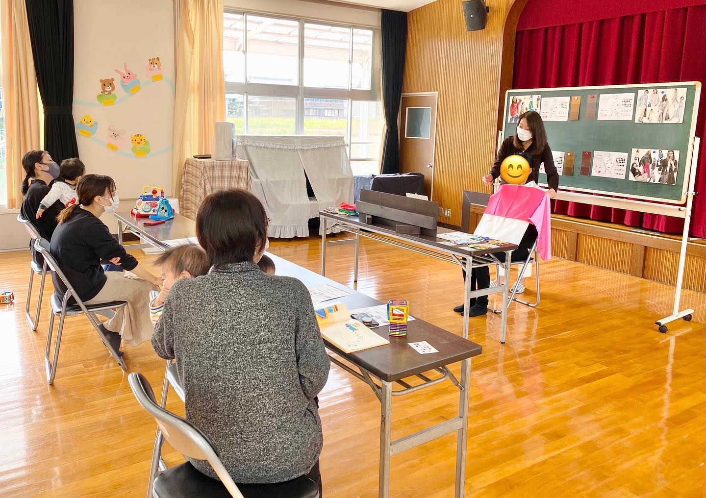 昨日に引き続き南あわじ市のゆめるんセンターさんへ。今日も4名×3で12名のママさん達の診断を。皆さんパーソナルカラーは聞いたことがあり、自己診断されたことがある方もチラホラです。自己診断。お似合いの色の特性が正解ならいいのですが、もし間違っていたら。自己診断の結果が、実際に似合うベースカラーや明るさ、色の鮮やかさともし真逆だったら素直な方ほど忠実に結果通りにされる傾向があるようですので、ぜひ確認のためにも正解な診断を受けていただきたいと思います️今日はイエベさんが多めだった昨日とは違いブルベさん、中でもウインターさんが数名という結果。「着る服はほとんど黒、白です。」という方達がお2人ウインターだったので、ご自分にお似合いの色をよくお分かりでした2日間楽しく皆さんとワイワイ診断させていただき、喜んでいただけて何よりでした。子育て中もパーソナルカラーで生き生きと輝いて下さいねまた2月にお邪魔させていただきます。#ゆめるんセンター #パーソナルカラー#パーソナルカラー診断#パーソナルカラー講座#子育て支援 #子育てママ応援 #淡路島#淡路市#南あわじ市#洲本市#子育て学習センター #studioprism