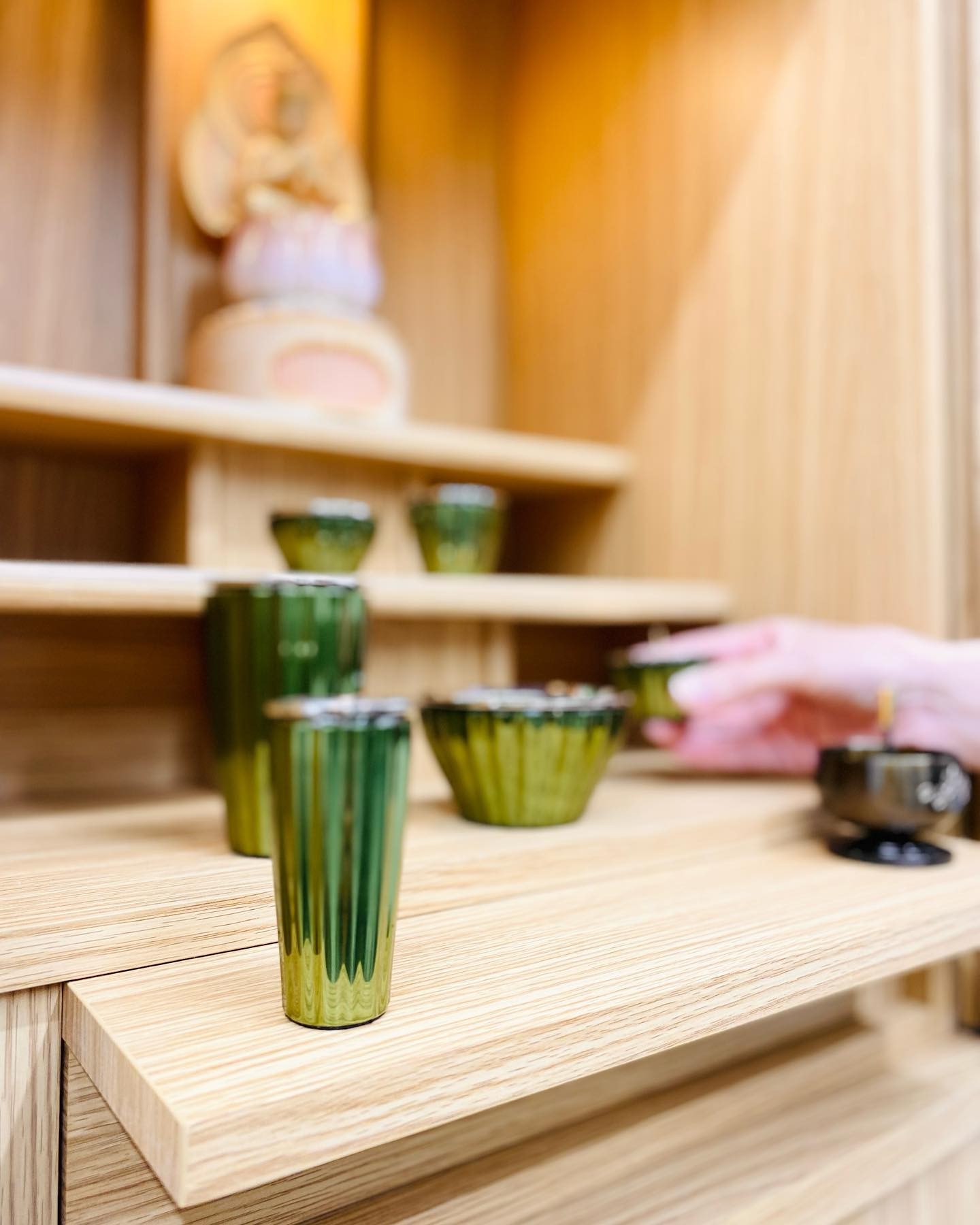 今日は淡路市浅野南にある宝佛堂さんでお仏壇や仏具の撮影でした。studio prismのホームページのデザインをお願いしたデザイナーのこっしーさん　@kossykd 、その時に撮影をお願いしたかなえちゃん、そして宝佛堂の皆さんと、店舗内のスタジオを中心に長い時間に渡る撮影でしたが、いい写真がたくさん撮れました（掲載の写真は私がスマホで撮った分です）。宝佛堂さんでは店舗内のスタジオを使って、お客様にオンラインでお仏壇のご案内が出来るサービスを実施しています。可動式の2色のフローリングと畳、壁を使い、実際のお客様のお家のお部屋をシュミレーションする事で、店舗に足を運ばなくても、その空間にピッタリのお仏壇を選べます今日はそれぞれの床材とお仏壇、仏具のカラーとイメージのコーディネートをさせていただきました。今後のレイアウトを考慮して、こっしーさんとかなえちゃんと写真の構図を決めたり確認したり。お仏壇の彫り物や装飾を間近で拝見させていただいたり。楽しく実り多き撮影になりました️#宝佛堂#お仏壇#仏具 #撮影 #フォトシュート #コーディネート #カラーコーディネート#撮影スタイリング#デザインこっしー#studioprism#淡路島studioprism #淡路島#淡路島仏壇店