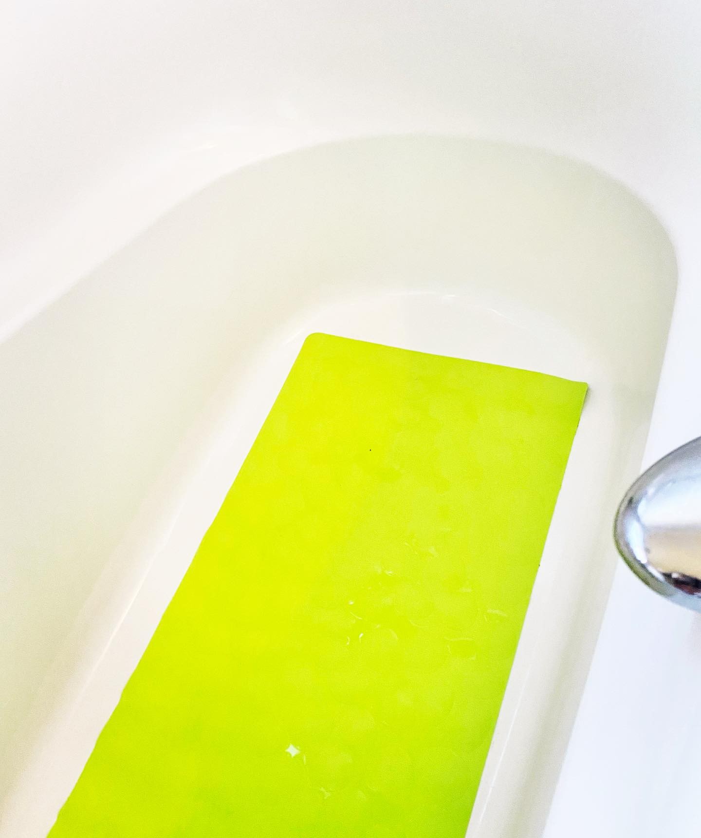 父親が、浴槽の床が滑って立ち上がりにくいというので、滑り止めマットを買いました。色の効果は、ファッションやメイク、インテリアだけではなく、家の中の快適性や安全性にも役立てる事が出来ます。今回購入したマットは、1. 父親がマットがあると分かる事が安心感につながるように、白やベージュなど浴槽と似た色はやめておく2. 冬に寒く感じられるブルー系や、夏に暑く感じられる赤やオレンジ系はやめておく3. どうせなら気分が明るくなるものをという思いから、明るい黄緑色にしました。「楽に立てるわ、ありがとう。」と、喜んでもらえました#色の効果#黄緑色#お風呂の滑り止めマット#色で快適に#色で元気に #studioprism#淡路島studioprism#淡路島#介護