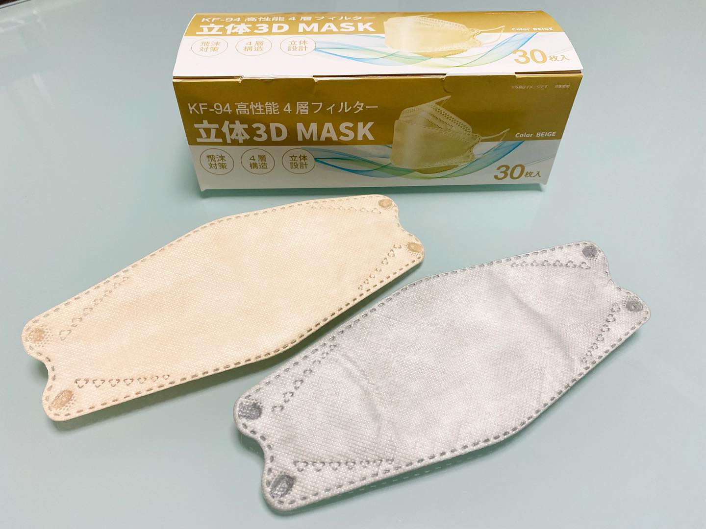 普段は白いプリーツタイプの不織布マスクをしているのですが、お仕事でたくさん話す時などは口周りが窮屈だと感じる事が多くなっていました。先日出先でたまたまマスクのタイムセールをやっていて。話しやすそうだたな、と思っていたデザインの不織布マスクがお安くなっていたので、娘ちゃんと1箱ずつ色違いで買いました。色の違いはパーソナルカラーの違い。イエベの私はベージュ、ブルベの娘ちゃんはグレー。顔半分を覆うのでどちらも明るめの色を。もはやマスクはメイクの1部。似合う色かそうでないかはひと目で分かります。アイメイクとマスクの色選びにも断然役立つパーソナルカラー。知らないなんてもったいない、ですね#マスク選びにパーソナルカラーを#似合うマスクでテンションアップ #似合うマスクの選び方 #マスク生活#15分類進化型パーソナルカラー #イエベマスク#ブルベマスク#役立つパーソナルカラー#studioprism#淡路島studioprism #淡路島