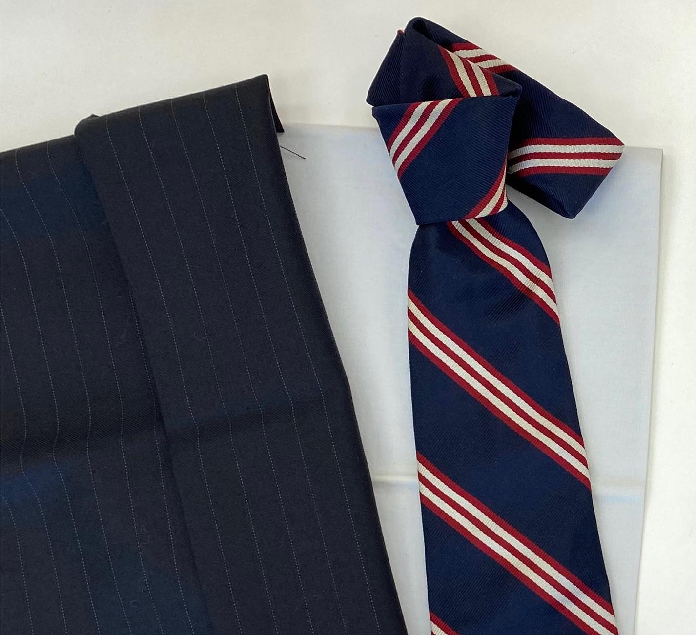 メンズスタイリングの2日目を受講して来ました。午前中はパーソナルカラーと骨格の違いに基づいたVゾーンコーディネートの演習。午後からは阪急メンズ館で同行ショッピングシュミレーション。白、黒、グレー、ネイビー、のベーシックカラーの中で、メンズフロアでもいろんなトーンのグリーンがあちらこちらに。さすが流行色です。鮮やかなブルーも目につきました。今日のメンバーのお気に入りは、黄色に近い色の明度を低く、青紫に近い色の明度を高くするコンプレックスハーモニーと呼ばれる配色。例えばブラウン×明るめのブルー。ディスプレイでたくさん見かけたのでテンションが上がりました日曜日にメンズの同行ショッピングのお仕事が入っているので、今から楽しみです#イマジネーションカラーズ #国際カラープロフェッショナル協会 #メンズファッションコーデ#メンズスタイリング#メンズパーソナルカラー#メンズ骨格診断#スーツコーディネート #パーソナルカラー診断淡路島#studioprism#淡路島studioprism#淡路島#コンプレックスハーモニー#配色