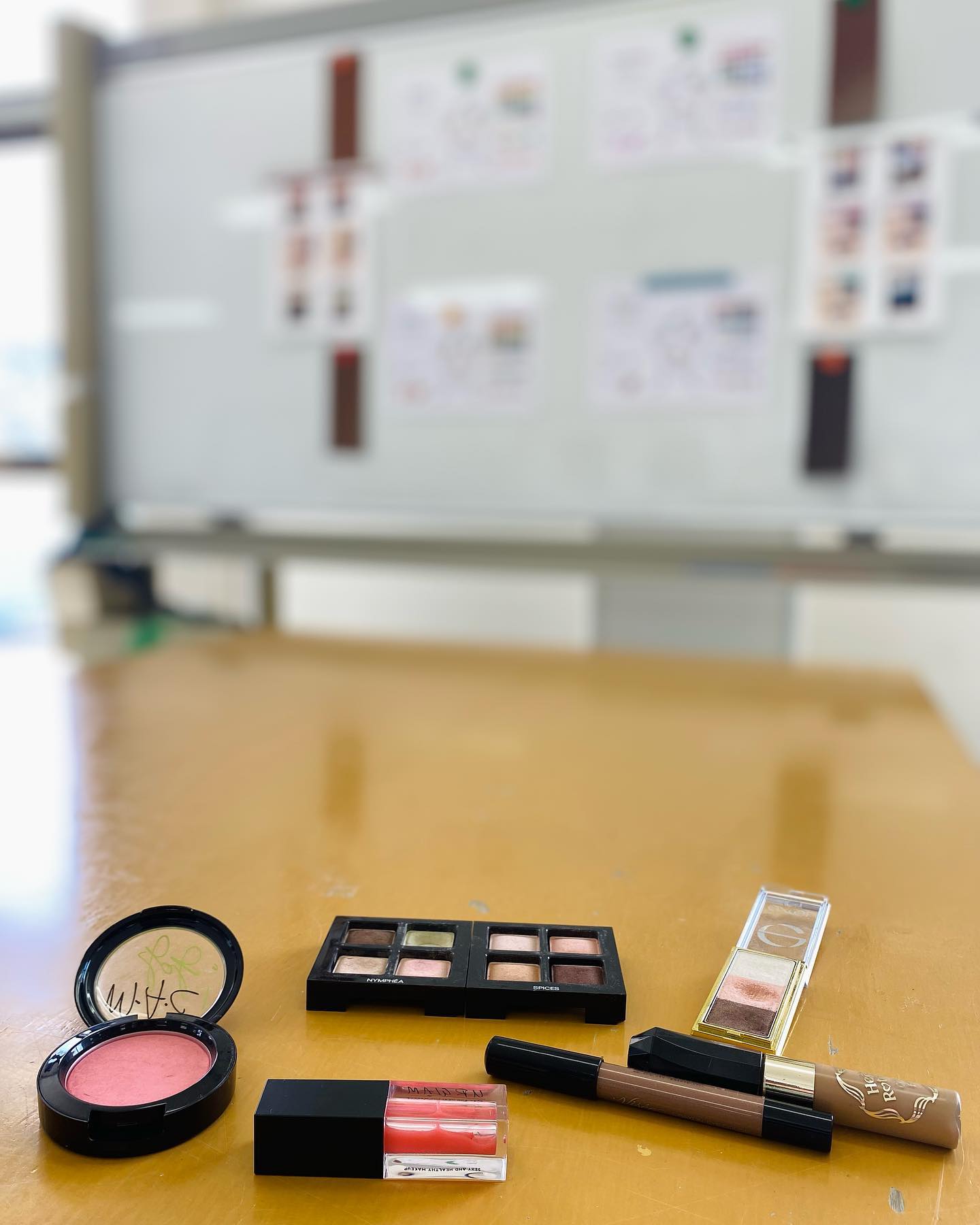 先月に引き続き、洲本市ウェルネスパーク五色の夢工房さんでの講座は、パーソナルカラーのメイク編でした。12月のおしゃれ編に続いて受講して下さったHさんのパーソナルカラーシーズンはスプリング。今日は明るいベージュのセーターに、白地に明るいクリーム色の柄が入ったマスク、と、しっかりパーソナルカラーを生かして下さっていて嬉しい限りです。メイクをし始める年齢の頃、お肌のトラブルの治療に専念されたため、メイクを楽しんで来られた訳ではないHさん。今日はポイントメイクの色味や仕方をじっくりアドバイスさせていただきました。明るいヘアカラーがお似合いで実際に明るくされている方も多いスプリングさん。眉に関しては、毛量も十分で形も綺麗なHさんのような方には、サッと塗るだけで眉をトーンアップ出来るアイブロウマスカラがオススメです。明るめのヘアカラーにマッチしてお顔がイキイキ見えますよ。極端に明るくないスプリングさんには、ヘビーローテーションのカラーリングアイブロウのアッシュブラウンを使う事が多いです。赤みがなく、黄色過ぎない、ニュートラル寄りの使いやすい色味です#パーソナルカラーメイク#メイク講座淡路島 #パーソナルカラー淡路島#ウェルネスパーク五色 #ウェルネスパーク五色夢工房 #アイブロウマスカラ #ヘビーローテーションカラーリングアイブロウ #パーソナルカラースプリング#studioprism#淡路島studioprism#淡路島#大人の習い事