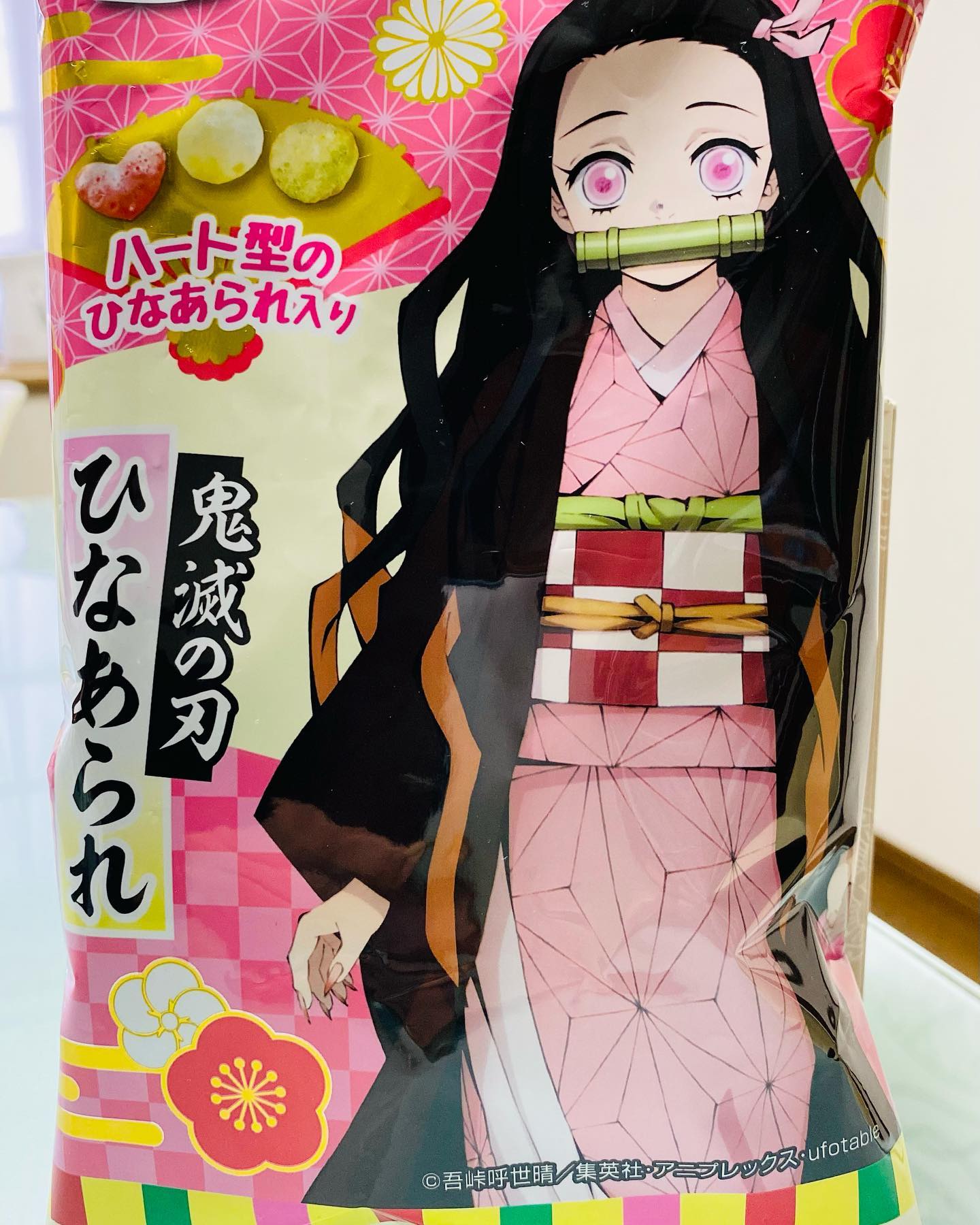 娘ちゃんが習い事の先生に鬼滅の刃のひなあられをいただきました。ありがとうございます(読んだ事も観た事もないのでキャラクターのフルネームや情報等wiki参照)竈門 禰豆子さんは、配色がまさに菱餅でひなあられのパッケージにピッタリ桜餅の食べ過ぎが原因で髪色が桜色と緑色に変色したという甘露寺 蜜璃さんと合わせて、2人ともなんだか春色の女子です色の話なので、キャラクター設定はよく分かりませんが#ひなあられ#鬼滅の刃ひなあられ #菱餅#桜餅#色の話