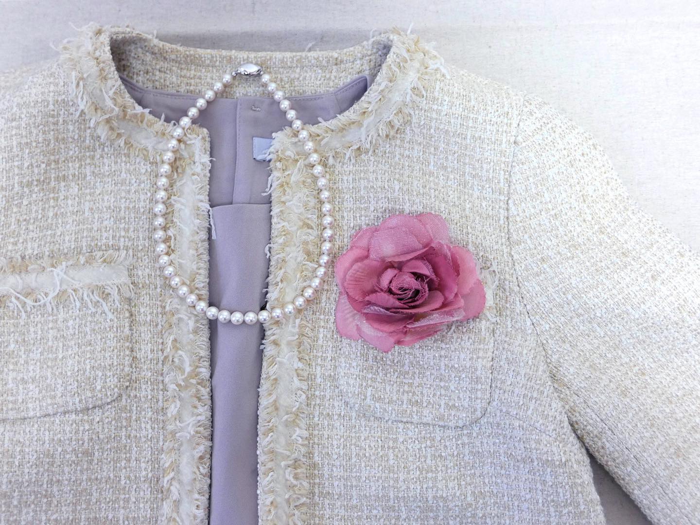 仕事柄お友達や知り合いに着る物に関する質問を受ける事が多いです。今の時期だと「子どもの卒業式に着るスーツ、これでいいかな？」「入学式のスーツは、、、？」この春のお祝い事に着るスーツがまだ決まっていない方、迷われている方。似合う色や形、デザインが分かると、長く着られてバッチリお似合いのスーツが選べますよstudio prismのサロンメニューはプロフィールから　@awajistudioprism #入学式コーデ #卒業式コーデ #入学式スーツ #卒業式スーツ#studioprism#パーソナルカラー診断淡路島