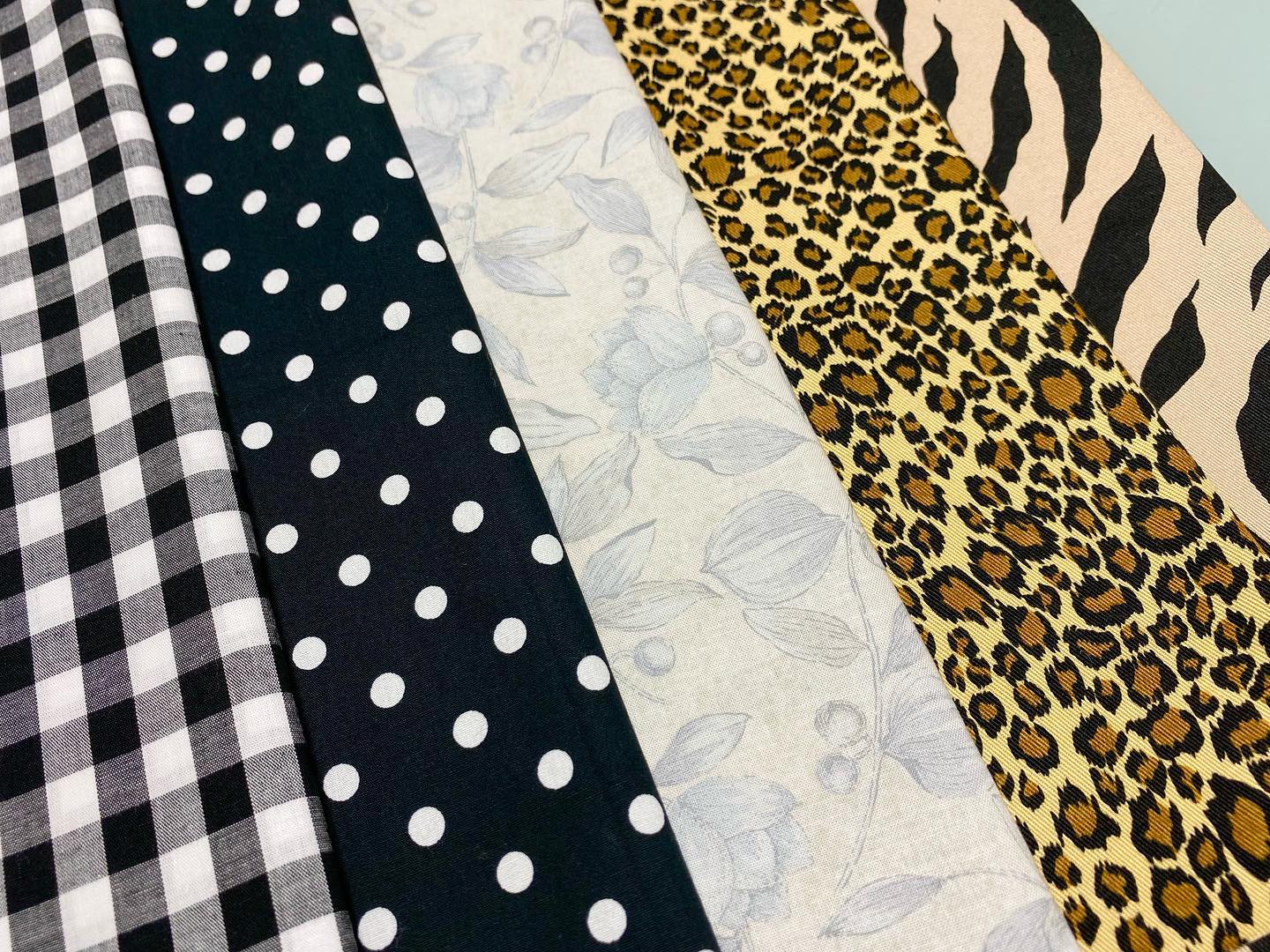 土曜日に開催のとあるセミナーの準備中です。パーソナルカラーと骨格診断に+αする事で、よりレベルの高いトータルコーディネートが可能になります。楽しんでいただけるように頑張ります!#国際カラープロフェッショナル協会 #15分類進化型パーソナルカラー #骨格診断7タイプ #顔型パーツ診断 #顔型パーツ診断︎ #パーソナルカラー診断淡路島#骨格診断淡路島#studioprism#淡路島studioprism