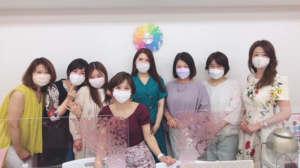 昨日は所属する（一社）国際カラープロフェッショナル協会代表理事　@eriko.ninomiya.ic 先生主催のカラー交流会にzoomで参加させていただきました。リアルでワイワイしていた皆さんの声を楽しく聞きながら️今回のセミナーは同じく協会員であるアラフィフ美肌美容家　@biyou.daisuki さんによる『新谷智子の美メイク法～秘伝の美顔術』。私を含め、参加者のほとんどがシミ、シワ、毛穴などお肌のあれもこれも気になってしまうお年頃見た目はアラフォー、いやアラサーな新谷さんのお話は説得力100%。有効成分を取り入れたシンプルなスキンケアルーティンがベストですね他にも2022年上半期ベストコスメのご紹介や質疑応答であっという間の2時間でした。いつかリアルでお会い出来るのを楽しみにしています#国際カラープロフェッショナル協会#アラフィフ美肌美容家 #新谷智子さん #二宮恵理子先生 #15分類進化型パーソナルカラー #骨格診断7タイプ #顔型パーツ診断 #studioprism