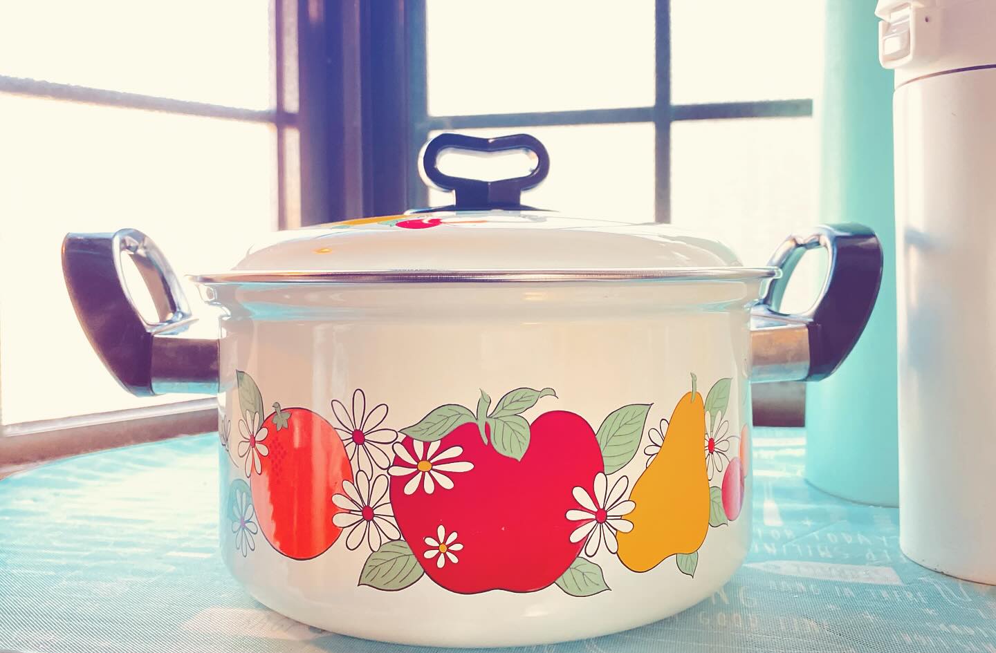 年明けから、10年以上ずっと始めたかった実家の片付けをようやく始めました。「わしがするから。」と頑なに言い続けていた父親も要介護2になり、一緒に住んでいるから日々気になって仕方がなく、私自身の体力があるうちに、と、やっとエイヤッ!とスタートを切りました。今週初めから庭に取り掛かり、昨日は30キロ分の草や枝をエコセンターへ持ち込み。それでもまだ庭半分なのですが。スキマ時間でキッチンも始めたら、開かずのキャビネットからラブリーなお宝を発掘。なんとも可愛い昭和レトロなホーローの両手鍋。こちらはキープして使わせていただきます#実家#実家の片付け #実家の断捨離 #実家の台所#実家のキッチン#昭和#昭和レトロ#昭和レトロな鍋