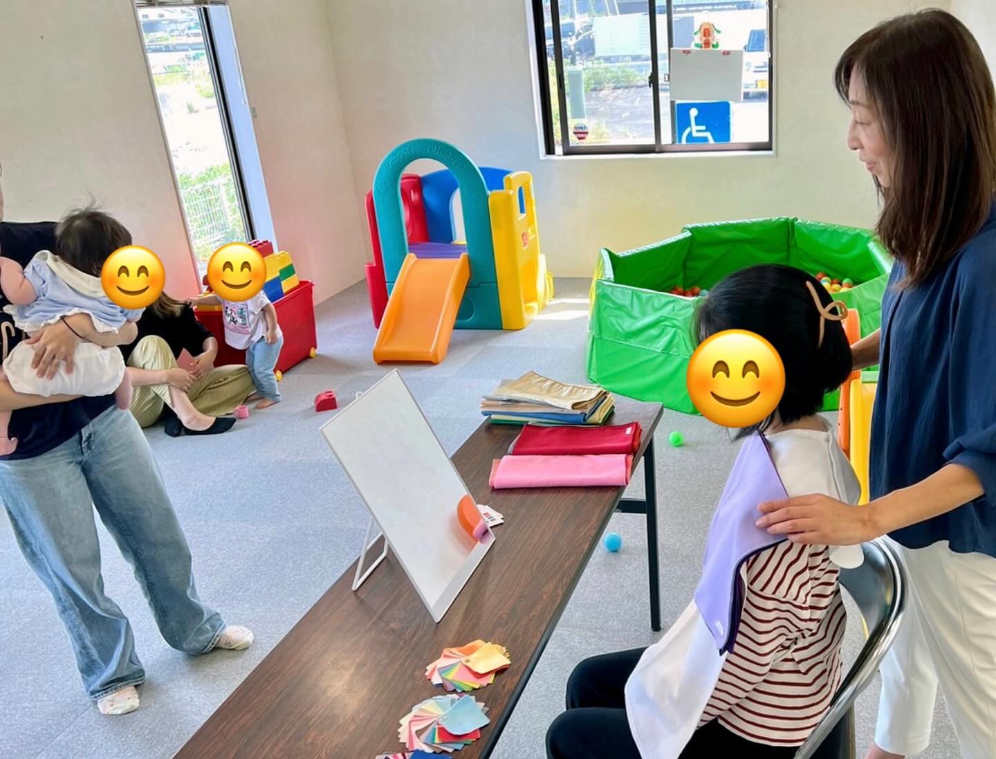 淡路市の北淡子育て学習センター、ぞうさんのお部屋で、ママさん達のパーソナルカラー診断をさせていただきました。娘ちゃんも保育園に上がるまで毎週遊びに行かせてもらい、毎年イベントの企画で声をかけていただくなどずっとお世話になっています。今回診断を受けて下さったママさん達は皆さんパーソナルカラーについてご存知で、ドレープによる顔映りの変化やチークカラーの違いによる肌の見え方など、とても興味を持って楽しんでいただけて嬉しかったです。子育て中もぜひパーソナルカラーの効果を取り入れて、おしゃれを楽しんで下さいね！ありがとうございました#15分類進化型パーソナルカラー#15分類進化型パーソナルカラー診断#15分類進化型パーソナルカラーアナリスト#15分類進化型パーソナルカラーアナリスト養成#ペースカラーアナリスト養成#パーソナルカラー診断#骨格診断7タイプ#骨格診断#顔型パーツ診断#国際カラープロフェッショナル協会#同行ショッピング#アテンドショッピング#パーソナルカラー診断淡路島#パーソナルカラー診断徳島#骨格診断淡路島#骨格診断徳島#イメージコンサルティング淡路島#イメージコンサルティング徳島#同行ショッピング淡路島#同行ショッピング徳島#パーソナルカラー講座#パーソナルカラーセミナー#studioprism#studioprism淡路島#淡路島#徳島