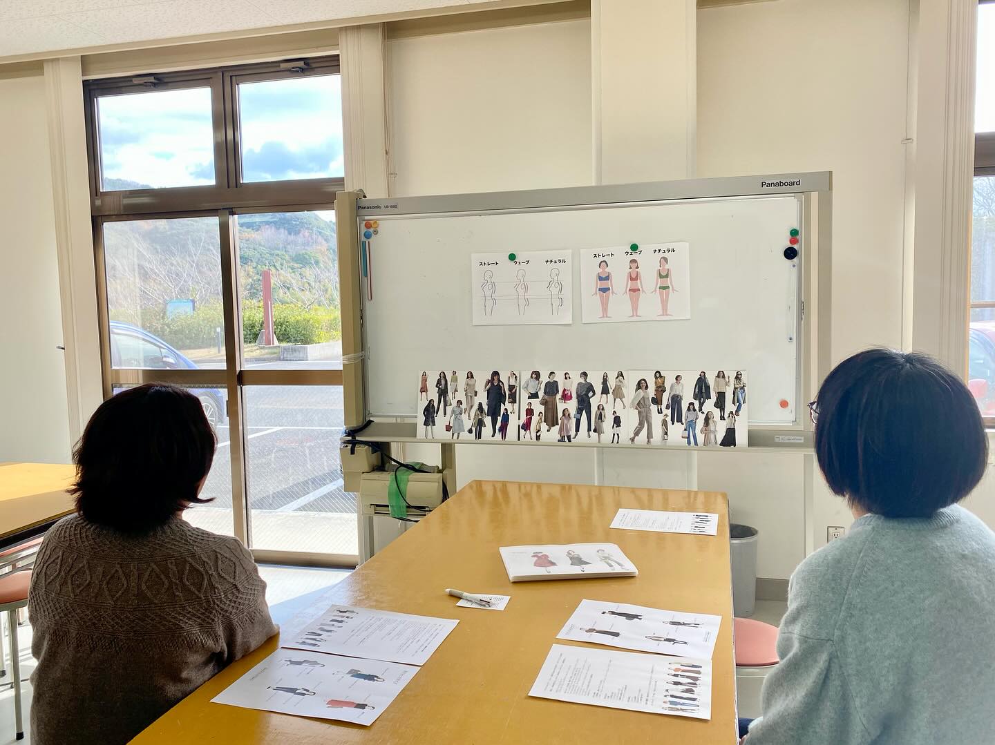 今月のウェルネスパーク五色夢工房さんでの講座は、「骨格診断〜スタイルアップの着こなし術」でした。何ヶ月も前からずっと仕事の都合をつけようと頑張ってくれていた地元の仲良しママ友さんコンビにやっと来ていただけました私がサロンを開業してすぐ、もう10年ほど前に、一緒にパーソナルカラー診断を受けに来てくれたお二人はブルベ夏とブルベ冬のブルベさんコンビ。骨格タイプは見るからに違うようですがどうでしょうか？診断中は仲良し同士なので遠慮なくお互いの肌の質感や骨の大きさなどをじっくりチェック 笑　結果、自分ではなんとなくウェーブかなと思っていたUさんはストレート、特に予想していなかったSさんはナチュラルタイプでした。自分の骨格タイプが分かると、これからのお買い物に役立つのはもちろんですが、今までの疑問やモヤモヤが解けてスッキリしました！という感想をよくいただきます。Uさんは、前に似合わない気がして従姉妹にあげたカーディガンがなぜ似合わないと思ったのか、Sさんは、セットインスリーブのトップスが似合わないと感じるのはなぜなのか、など、今までの感覚的な判断への答えが分かりスッキリしたようですこれからは、パーソナルカラーだけでなく自分に似合う形や質感も踏まえたお買い物を楽しんでいただけることと思います！着こなしのコツもぜひ参考にして下さいね講座の後は私もランチにご一緒させてもらい、地元話を楽しませていただきました。ありがとうございました来月の夢工房さんでの講座は1月20日のパーソナルカラー講座おしゃれ編です#ウェルネスパーク五色 #ウェルネスパーク五色夢工房#15分類進化型パーソナルカラー#15分類進化型パーソナルカラー診断#15分類進化型パーソナルカラーアナリスト︎#15分類進化型パーソナルカラーアナリスト︎養成#ペースカラーアナリスト養成#パーソナルカラー診断#骨格診断7タイプ#骨格診断#顔型パーツ診断︎#国際カラープロフェッショナル協会#同行ショッピング#アテンドショッピング#パーソナルカラー診断淡路島#パーソナルカラー診断徳島#骨格診断淡路島#骨格診断徳島#イメージコンサルティング淡路島#イメージコンサルティング徳島#同行ショッピング淡路島#同行ショッピング徳島#パーソナルカラー講座#パーソナルカラーセミナー#studioprism#studioprism淡路島#淡路島#徳島