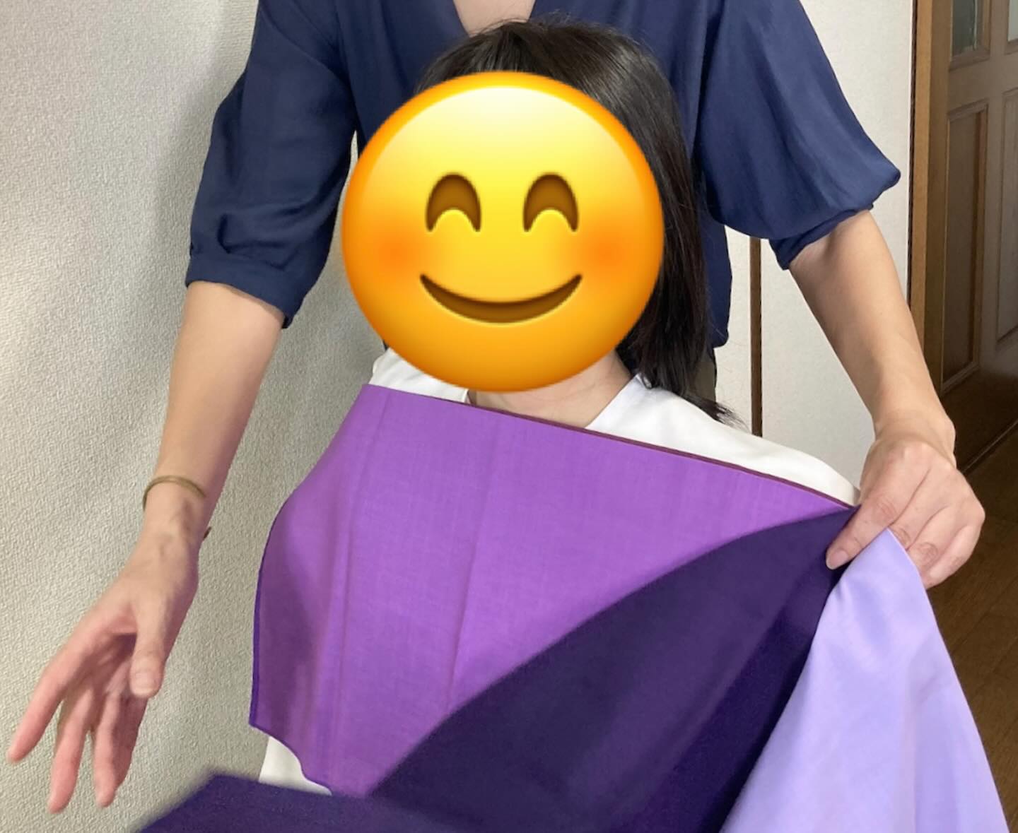 夏休み中2回、夏休みパーソナルカラー診断会を開催させていただき、サロンのお客様が旦那様やお子様の診断にお越し下さいました。旦那様やお子様のパーソナルカラーが気になっていたお客様に、気軽にご家族と一緒に来ていただける機会になったので開催してよかったです2回目だった20日には、リピーターのお客様が娘さんと一緒に来て下さいました。保育園の頃から知っているAちゃんもはや中学2年生。すっかり可愛いお姉さんになっていましたー。Aちゃんのパーソナルカラーはブルベ夏。当日着ていたオフホワイトのトップス、ソフトネイビーのパンツのセットアップ、かけていたメガネから持っていたバッグまで、ピッタリの色みでとてもお似合いでした。イエベ秋のママと一緒に記念撮影を。お二人とも柔らかい色がお似合いのソフトタイプというところがお揃いですねお越しいただいてありがとうございました#ブルベ夏#イエベ秋#パーソナルカラー診断#パーソナルカラー診断淡路島#パーソナルカラー診断徳島#骨格診断淡路島#骨格診断徳島#イメージコンサルティング淡路島#イメージコンサルティング徳島#同行ショッピング淡路島#同行ショッピング徳島#パーソナルカラー講座#パーソナルカラーセミナー#住宅コーディネート#studioprism#studioprism淡路島#淡路島#徳島