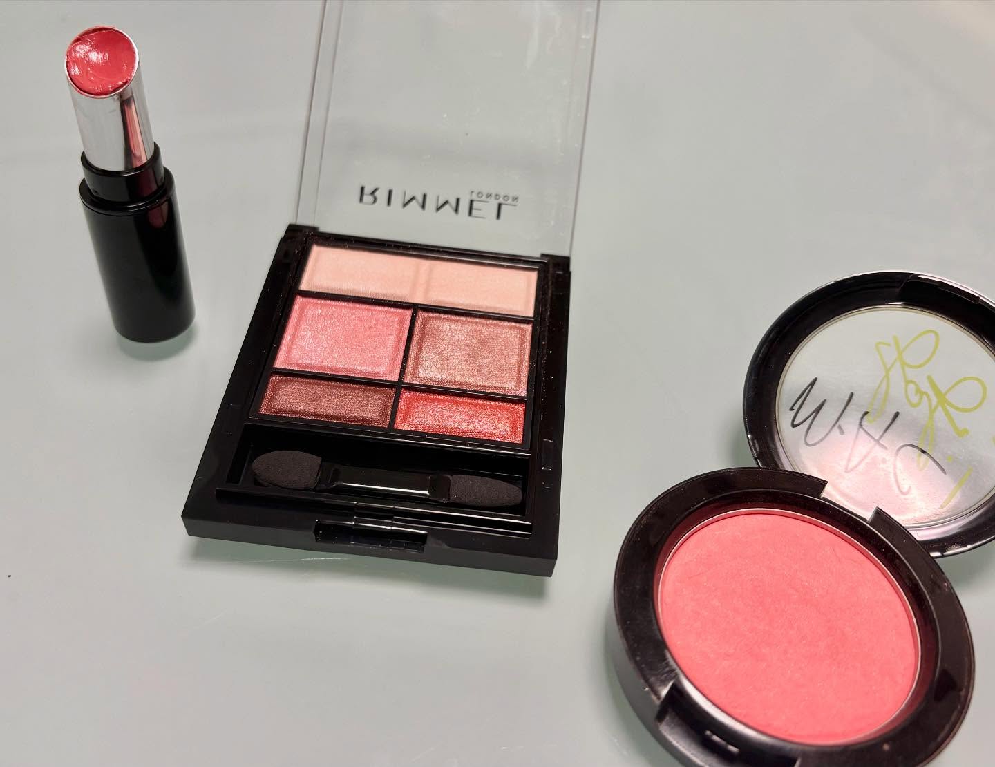 今日はウェルネスパーク五色夢工房さんで、パーソナルカラー講座のメイク編でした。こちらの講座は、様々な年代の、様々なライフステージの方にお会い出来るのが楽しみのひとつです。今日はお仕事をお休みして来てくださったHさんと、肩の怪我など落ち込む事があったので元気を出すためにメイクもいいんじゃないかな、と来てくださったSさんのお二人。まずはパーソナルカラーの説明と診断でしたが、お二人ともイエベ春。イエベ春の方は若々しい印象で、年齢よりお若く見える方も多いのですが、淡路と大阪を行き来してお忙しく活動されている元気なSさんはなんと80歳と教えて下さりHさんと私はビックリ！Sさんは、メイクに関しては、ブルベ寄りの色のアイシャドウと、少しくすんだオレンジの口紅で本来の輝きが隠れてしまっていたのですが、アイブロウマスカラで眉を明るくし、ピーチカラーのアイシャドウ、コーラルピンクの口紅とチークに変えるとお顔がパッと明るくなりキラキラ感がアップ️Hさんは透明感のある白いお肌ですぐ日焼けする私とSさんは羨ましいなー、と話したりしたのですが、診断は同じくイエベ春。普段からメイクが薄めのナチュラル美人さんですが今日はアイライン以外はSさんと同じ色みを使ってメイク。アイラインは、Sさんは目元をハッキリさせるためにリキッドライナーを、大きくてキラキラした目のHさんにはブラウンのクレヨンライナーを締め色に使いました。（こちらの、ずっと愛用して来たヴィセのクレヨンアイカラーが廃盤になったようで結構ショック）イエベ春の方の定番メイクカラーはピーチ、コーラルピンク、オレンジ、オレンジレッド、ゴールドなどなど。いわゆるブラウンメイクだと少し暗めなので、お手持ちのブラウンメイクの上に明るめの色を重ねたりしてアレンジされるといいと思いますHさん、Sさん、楽しい時間をありがとうございました今日使用したメイクカラーアイシャドウ　リンメル　ワンダー スウィート アイシャドウ　ピーチアプリコットショコラ　　アイライナーラブライナー　リキッドアイライナー　ブラックヴィセ　クレヨンアイカラー　ブラウン　（廃盤）アイブロウマスカラヘビーローテーション　アッシュブラウンチークMAC 以前の限定色（廃盤）口紅キスミーフェルム　ミセイロルージュ　01 ハイコーラル#ウェルネスパーク五色#ウェルネスパーク五色夢工房#パーソナルカラー診断#骨格診断#同行ショッピング#アテンドショッピング#パーソナルカラー診断淡路島#パーソナルカラー診断徳島#骨格診断淡路島#骨格診断徳島#イメージコンサルティング淡路島#イメージコンサルティング徳島#同行ショッピング淡路島#同行ショッピング徳島#パーソナルカラー講座#メイク講座#パーソナルカラーセミナー#住宅コーディネート#studioprism#studioprism淡路島#淡路島#徳島