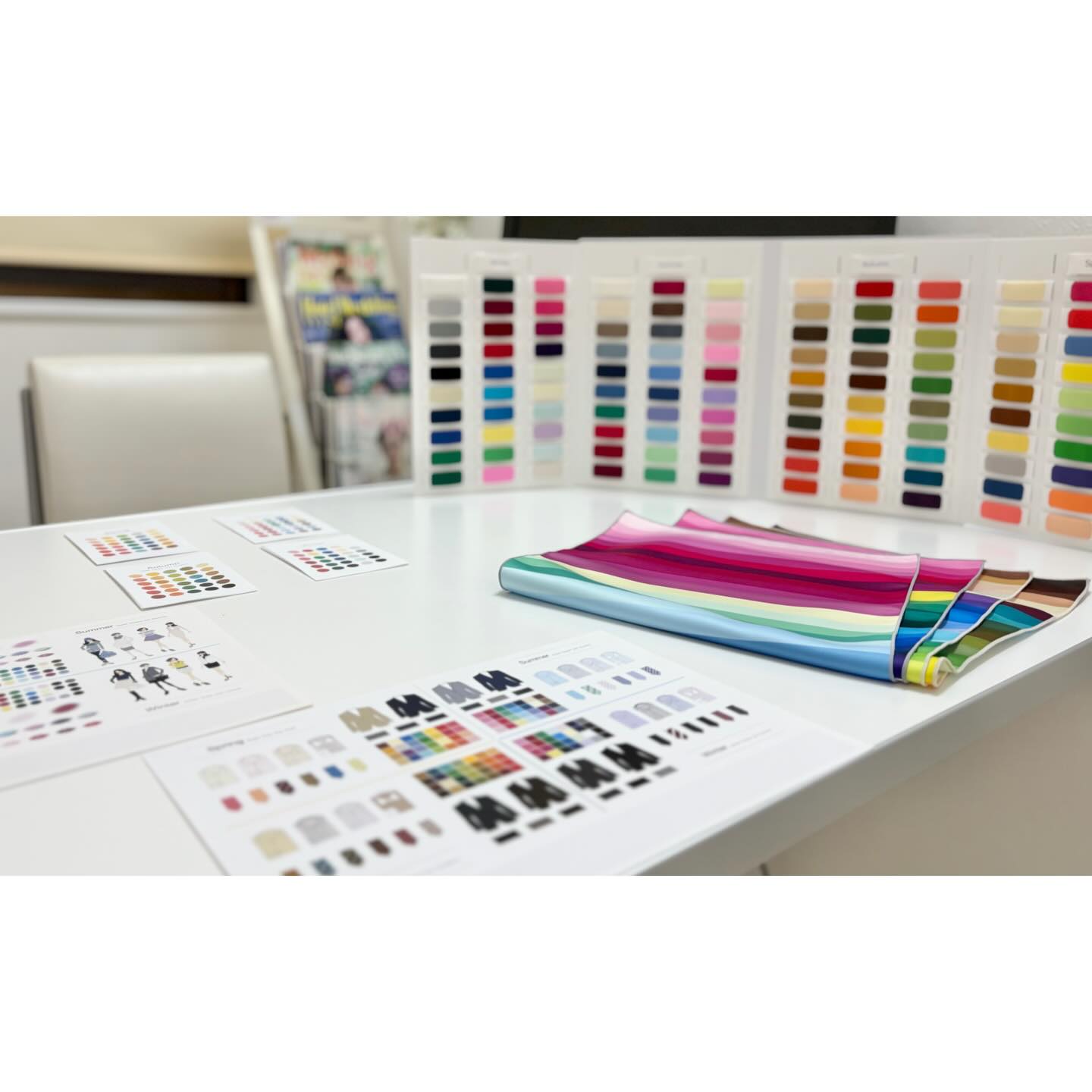 昨日は珍しく夕方出勤で、関西ブライダル明石店ベルノース様　@kekkon.akashi での婚活パーティーでパーソナルカラー診断をさせていただきました。こちらのコラボイベント第2弾は12月18日木曜日18時から開催ですパーティーでは男性3名、女性3名の診断をさせていただきました。パーソナルカラーについてご存知ではない方もいらっしゃいましたが、診断後のアドバイスも真剣に聞いてくださり、楽しんでいただけて嬉しかったです。普段の生活やお仕事はもちろん、婚活はパーソナルカラーの効果の見せ所です。お相手の方に最高の第一印象を持っていただくため、ご自身についてもっと知りたいな、と思っていただくために似合う色のパワーをぜひ味方につけていただきたいですベルノースの皆さま、次回もよろしくお願いいたします。ありがとうございました#明石婚活#淡路島婚活#明石ベルノース