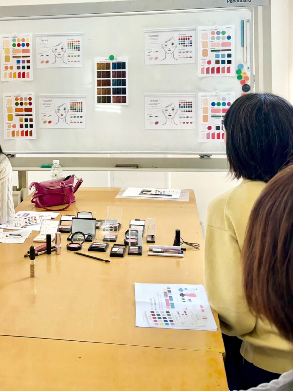 こちらは再投稿です。今月の洲本市のウェルネスパーク五色夢工房さんでの講座は、パーソナルカラー講座のメイク編でした。他の講座からのリピートの方が3名と新しく1名、4名の方が受講して下さいました3名の方は以前の講座での診断結果からパーソナルカラーがイエベ春、ブルベ夏、ブルベ冬と分かっていたので、新しい方の診断をさせていただくとイエベ秋の結果に。4名それぞれが違うタイプと分かり、4シーズンすべてのメイクカラーを見ていただける事になりました講座では、まずそれぞれのタイプのメイクカラーについてお話しさせていただいた後、私がお一人ずつお顔の半分だけ説明しながらメイクさせていただき、もう半分はご自身で仕上げていただきます。4名それぞれがご自身のメイクに関して色みの発見があったり、お互いに「可愛いー！」「似合ってる！」などと言い合ったりして、複数人での講座ならではの楽しさを満喫していただけたようで嬉しかったです。お一人の方は新しいメイクで午後からお仕事に行かれるのを楽しみにしながら、来月の骨格診断講座のご予約をして帰られました。お友達同士のおふたりは早速帰りにドラッグストアに寄られたそうです。サロンでのマンツーマンレッスンももちろんいいのですが、講座ならではの楽しさってやっぱりあるんですよねまた来月も楽しみです。ありがとうございました#パーソナルカラー診断#骨格診断#同行ショッピングアテンドショッピングパーソナルカラー診断淡路島パーソナルカラー診断徳島骨格診断淡路島骨格診断徳島イメージコンサルティング淡路島イメージコンサルティング徳島同行ショッピング淡路島同行ショッピング徳島パーソナルカラー講座パーソナルカラーセミナー住宅コーディネートstudioprismstudioprism淡路島淡路島徳島ウェルネスパーク五色ウェルネスパーク五色夢工房