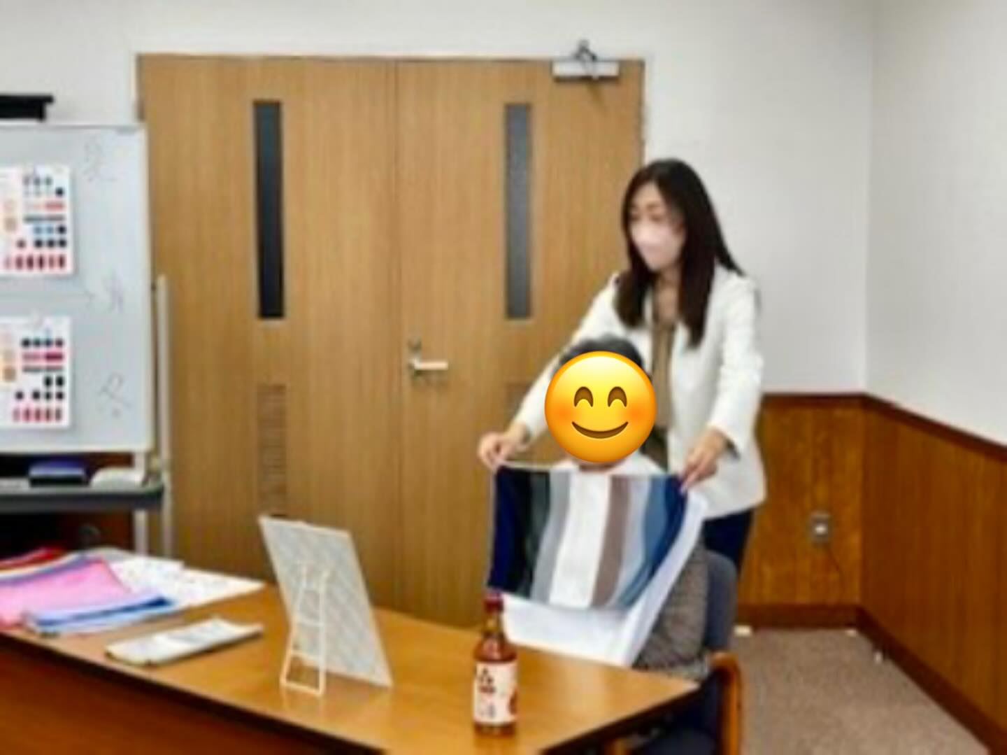 先日、淡路市婦人共励会指導者研修会で講師を務めさせていただきました。テーマは「パーソナルカラー 色を楽しもう」。講座やセミナーでは、「もう歳だから」という同じ理由で、どんどん暗い色ばかり着るようになる方、だんだん明るい色を着るようになる方、のどちらにもお会いします。前者は、「もう歳なのに明るい色を着るのは恥ずかしい」という、人からどう思われるかが気になっての行動かも知れませんが、本当は明るい色が好きで着たいのかも知れない。後者は、加齢による体調不良や容姿の変化に気持ちが沈む事もあるけれど、せめて明るい色を着て気分を上げよう、という気持ちの表れかも知れない。私達はそれぞれ様々な理由で着る服の色を選びますが、どんな色が自分に似合うか「知っている」事は自分の軸を持つようなもので強みになります。今回の講座では、いろんな色を見ていただく事、色によって顔映りが変わる事、似合う色のプラスの効果、ヘアカラーやメイクカラーなどについてお話しし、皆さんのパーソナルカラー診断をさせていただきました。カラフルなドレープは見るだけでも刺激になります。お渡しさせていただいた資料を参考に、色を楽しんでいただけたら嬉しいですありがとうございました。#パーソナルカラー#パーソナルカラー講座#婦人共励会