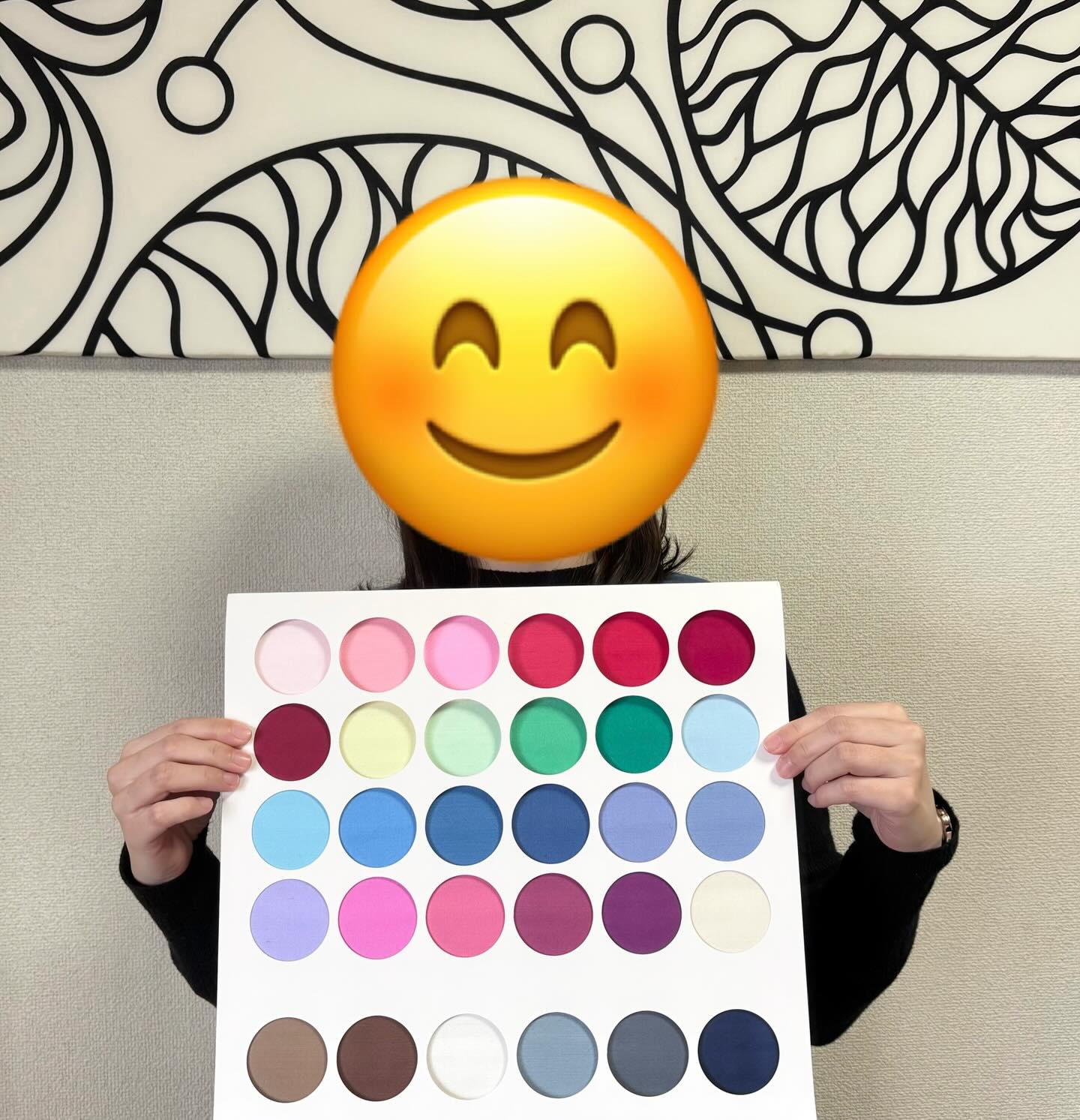 先日のパーソナルカラー診断のお客様。「ヘアカラーで迷う事があったり」、「似合わないのではと思う色があったり」するので、「ちゃんとプロの方に診断してもらおうと思って」ということで、お越し下さいました。studio prismでは、単にタイプ分けをするのではなく、色の色みや明るさ、鮮やかさなどの特徴を分かりやすく説明した上で、お客様には「どのような色」がお似合いかをアドバイスさせていただいています。それぞれのタイプによって得意な配色やコーディネートも合わせてお伝えし、お買い物に行った時にイメージしやすいような説明を心がけています。今までブラウンメイクだったIさんには、ブルベ夏カラーのメイクが新鮮だったようです。目元は涼しげに、お顔全体も明るく見えてとてもお似合いでした。お越しいただきありがとうございました#パーソナルカラー診断#パーソナルカラーメイク#似合う色